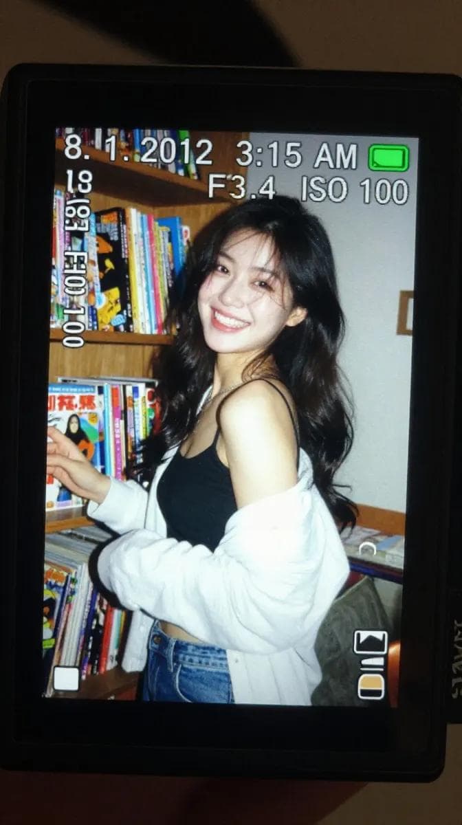 컴팩트 카메라 LCD, 플래시 조명 피사체, 타임스탬프 아이콘, 그레인, Y2K 파티 사진 무드가 있는 향수 어린 디지털 카메라 스크린 포트레이트.
