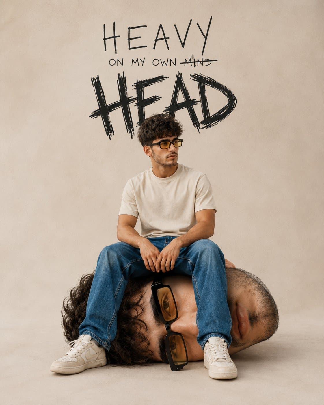 손그림 Heavy Head 타이포그래피 아래 초대형 잠든 머리 위에 앉은 청년이 있는 초현실 에디토리얼 포스터.